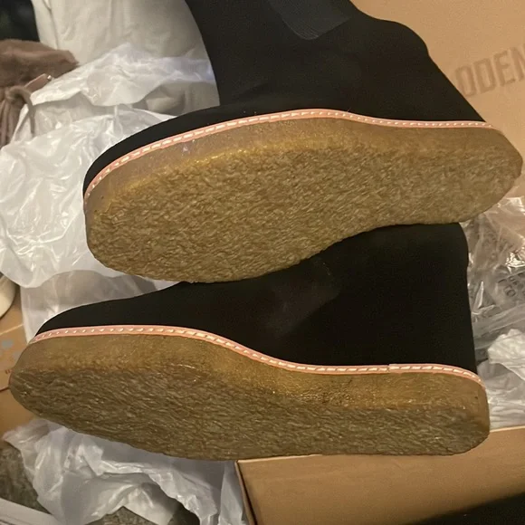 Steve Madden wedge suede moos is black size 9 NEW with tags